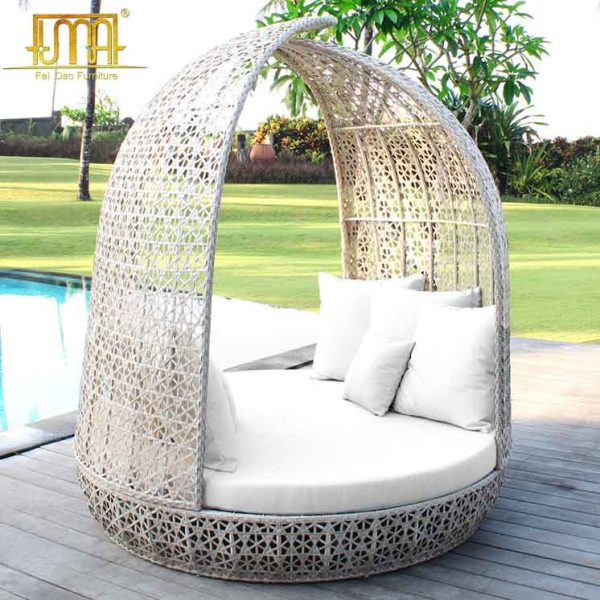 Outdoor daybed with canopy