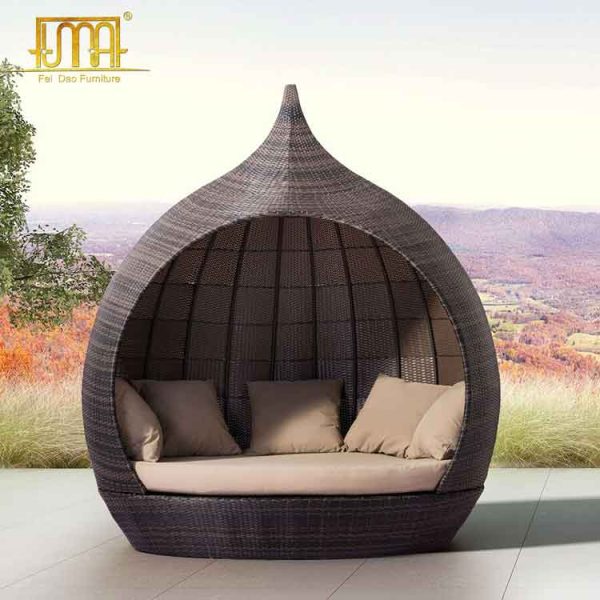 Outdoor canopy daybed