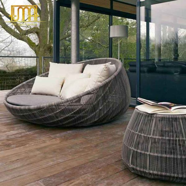 Circular outdoor daybed