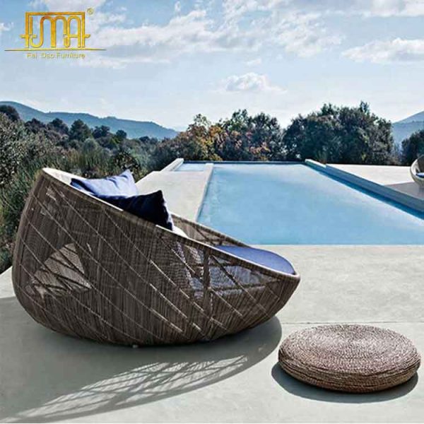 Circular outdoor daybed