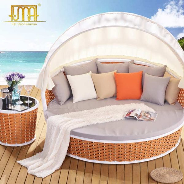 Daybed with canopy outdoor