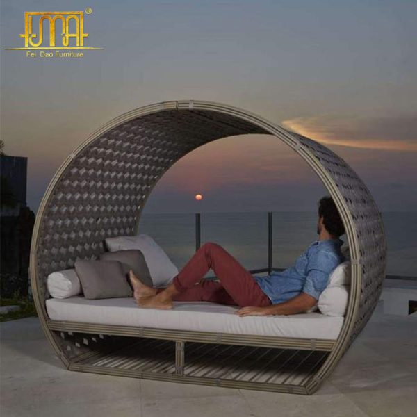 Outdoor lounge daybed
