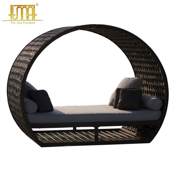 Outdoor lounge daybed