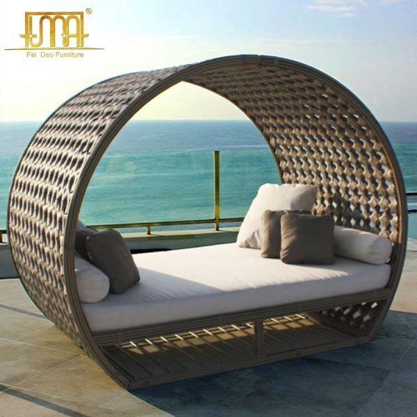 Outdoor lounge daybed