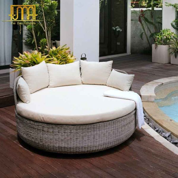 Round outdoor daybed