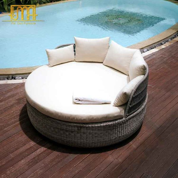 Round outdoor daybed