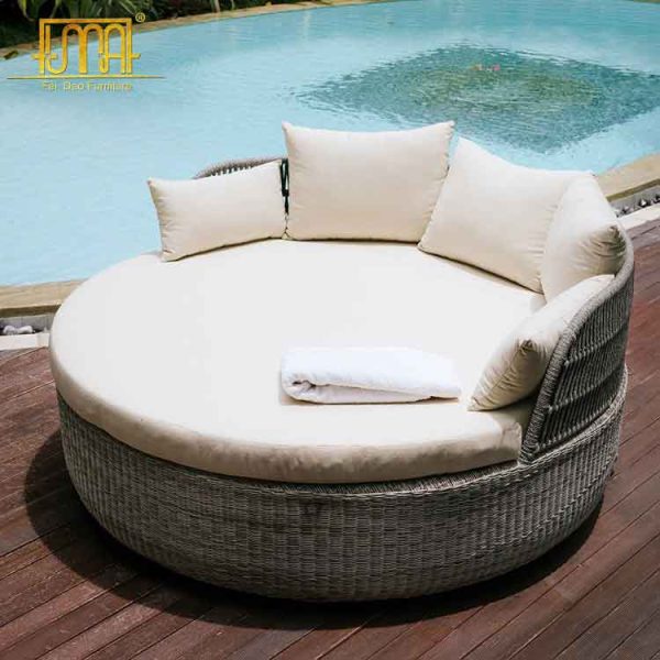 Round outdoor daybed