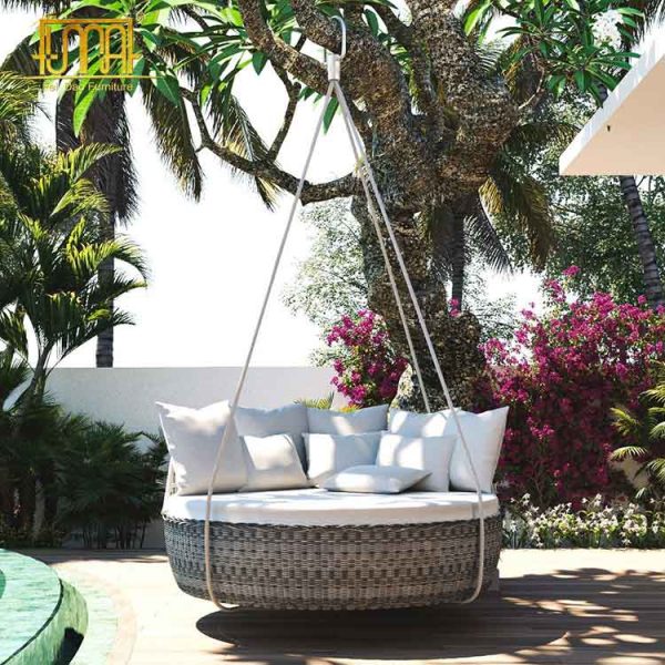 Round outdoor daybed