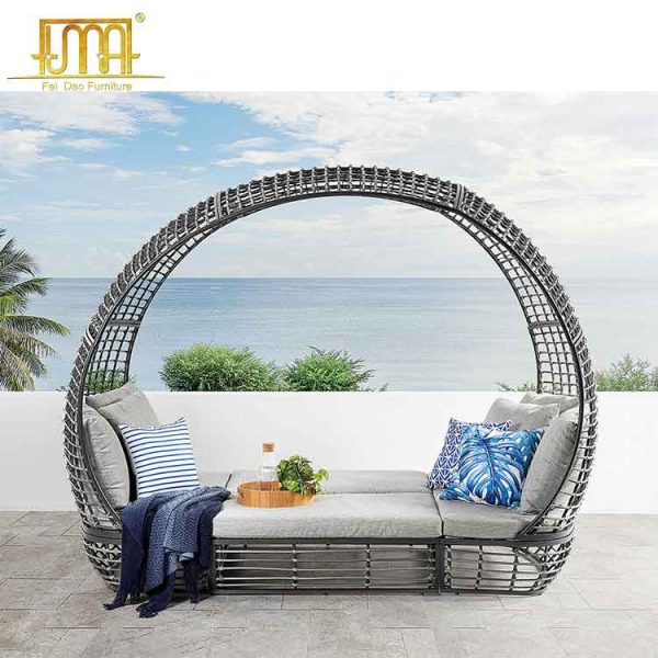 Outdoor wicker daybed