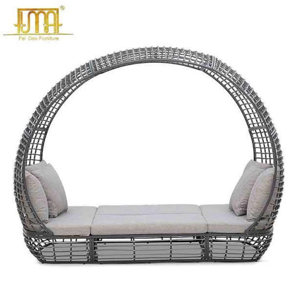 Outdoor wicker daybed