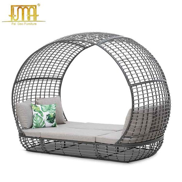 Outdoor wicker daybed