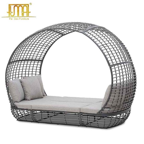 Outdoor wicker daybed