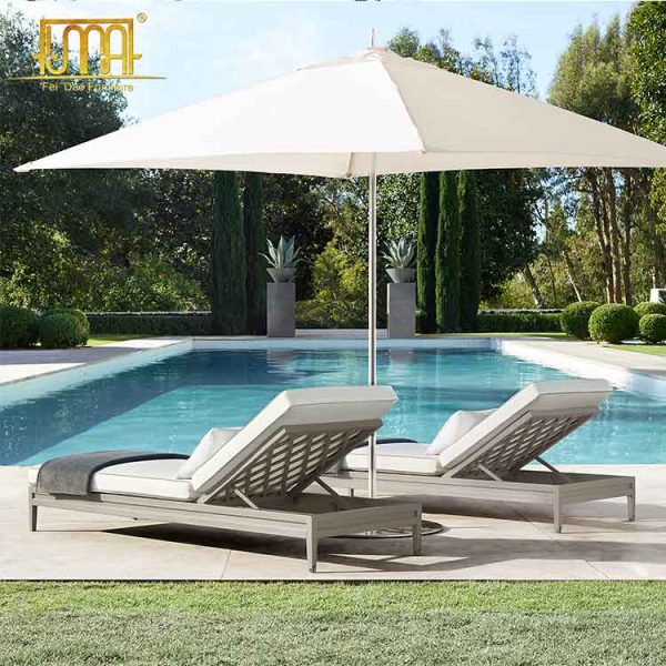 Outdoor patio umbrella