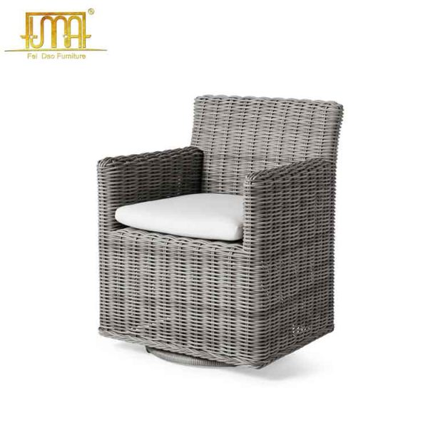 Swivel outdoor dining chair