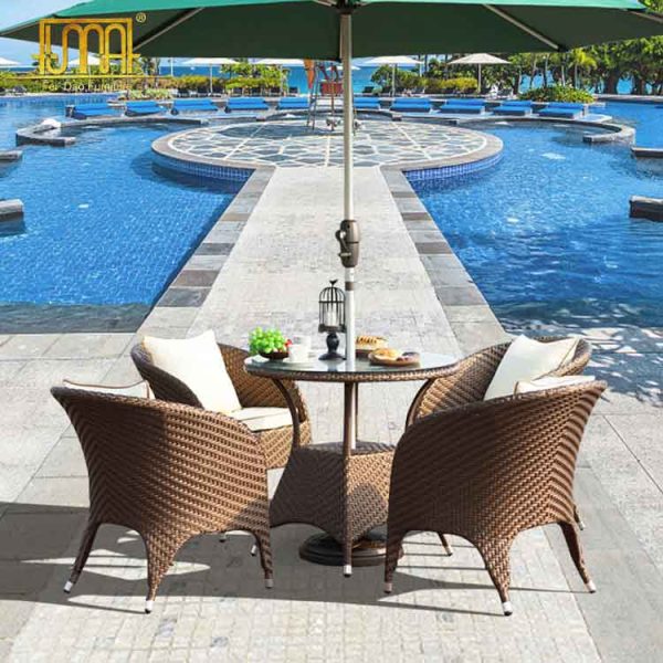 Round Outdoor Dining Table Set