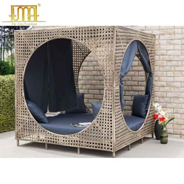 Outdoor canopy daybeds