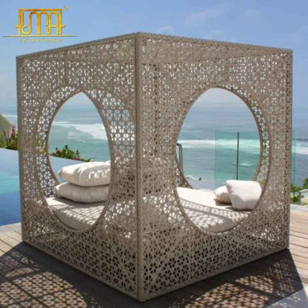 Outdoor canopy daybeds