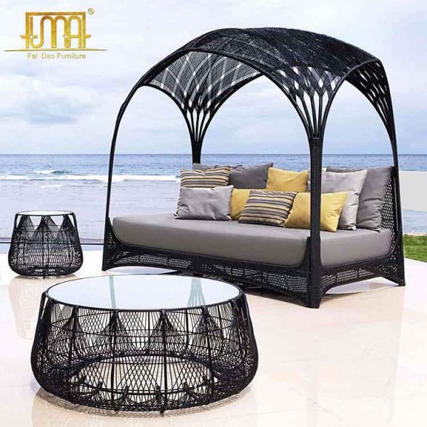 Canopy outdoor daybed