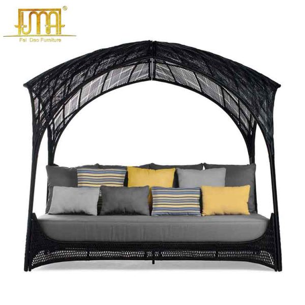 Canopy outdoor daybed