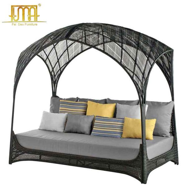 Canopy outdoor daybed