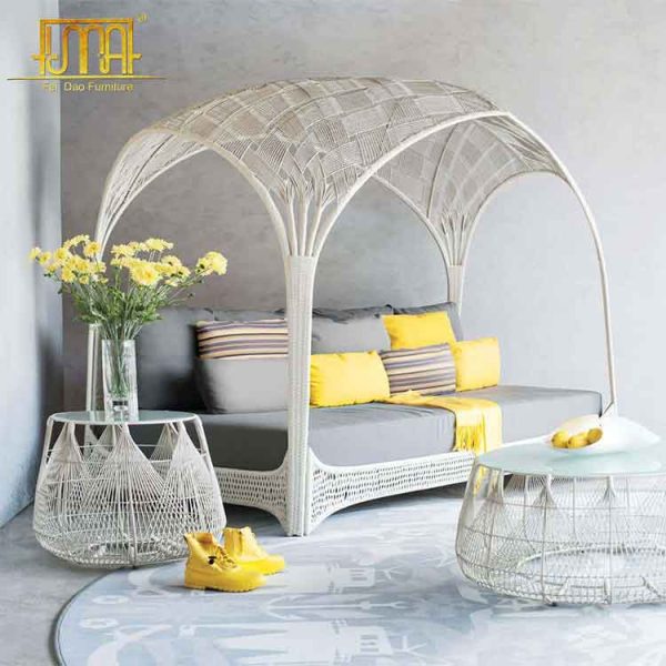 Canopy outdoor daybed