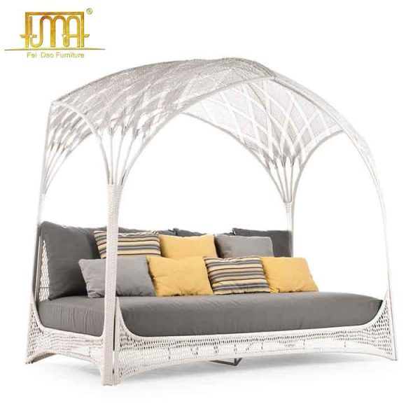 Canopy outdoor daybed