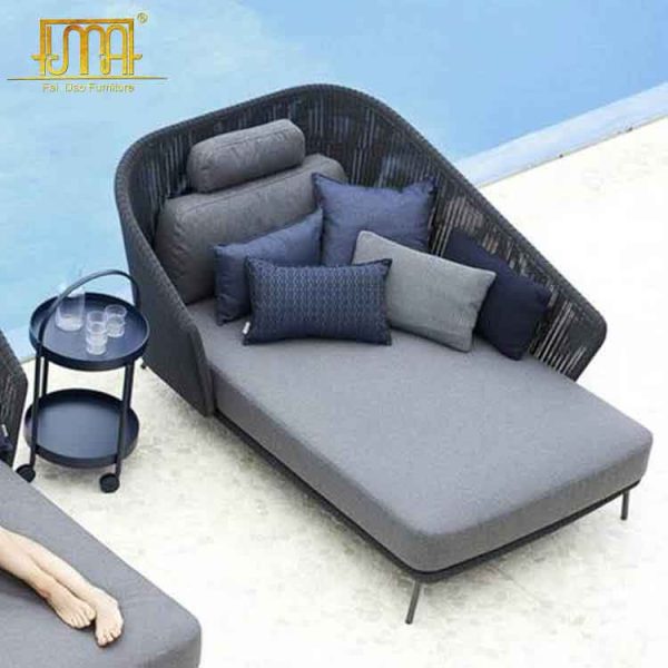 Outdoor chaise lounge daybed