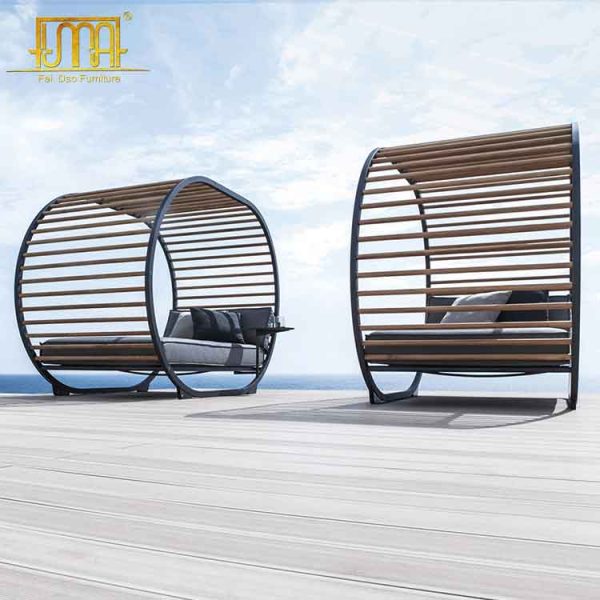 Outdoor wood daybed