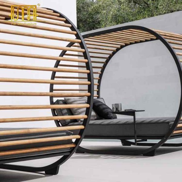 Outdoor wood daybed