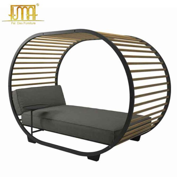 Outdoor wood daybed