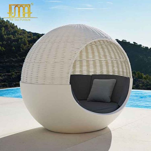 Round outdoor daybed with canopy