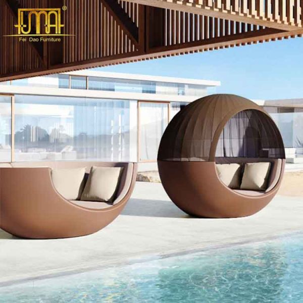 Round outdoor daybed with canopy