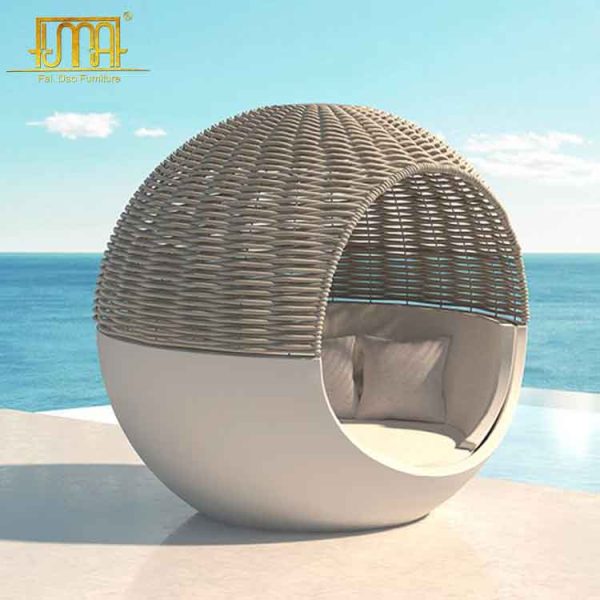 Round outdoor daybed with canopy