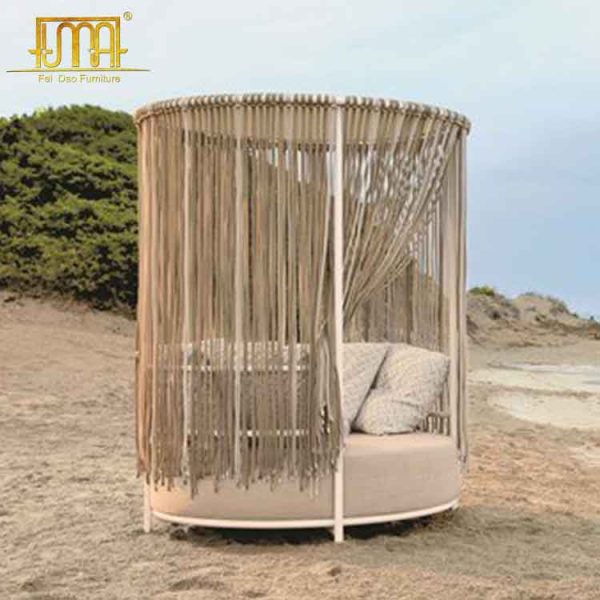 Outdoor round daybed with canopy