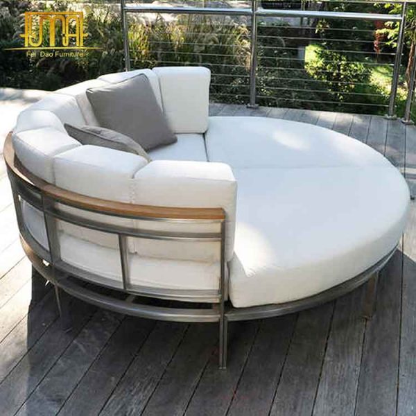 Metal outdoor daybed