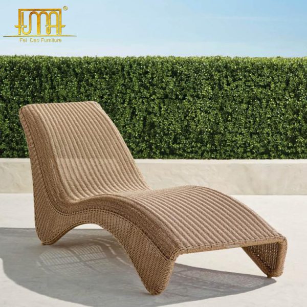 Curved sun lounger