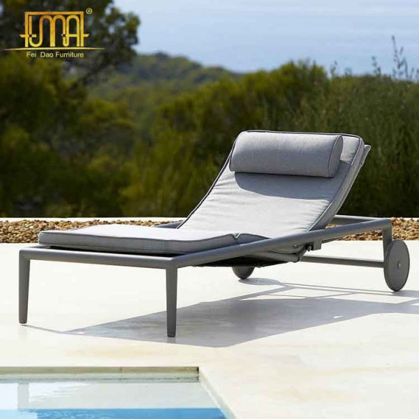 Aluminum outdoor daybed