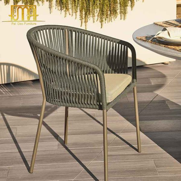 Metal patio chair and table