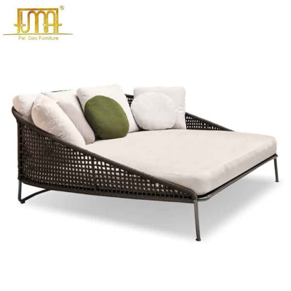 Woven polypropylene daybed