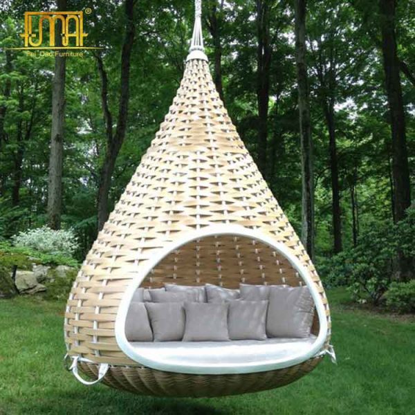 Outdoor patio daybed swing