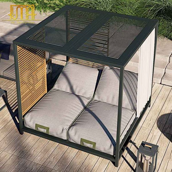 Outdoor metal daybed