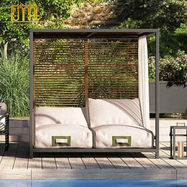 Outdoor metal daybed