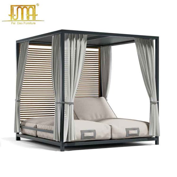 Outdoor metal daybed