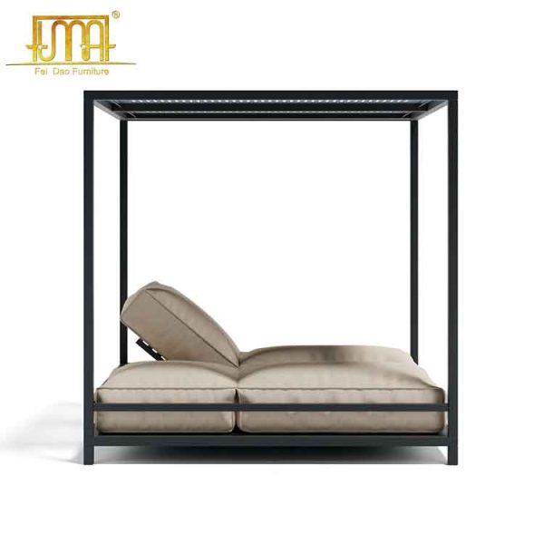 Outdoor metal daybed