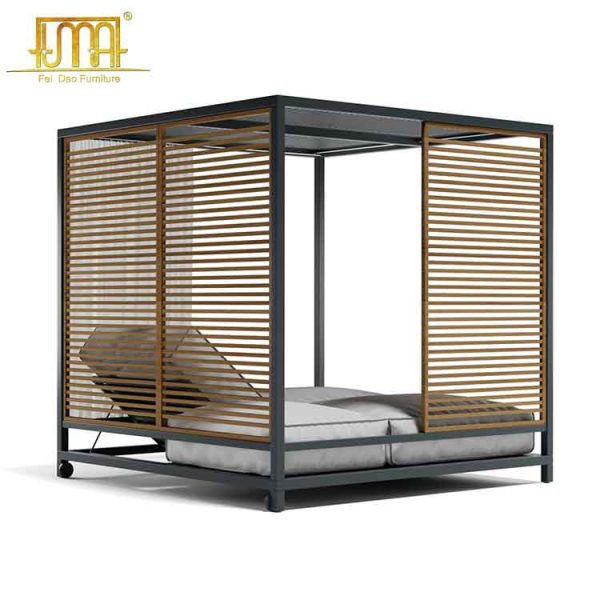 Outdoor metal daybed