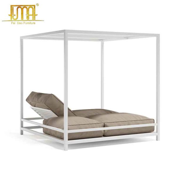 Outdoor metal daybed