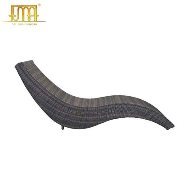 Curved rattan sun lounger