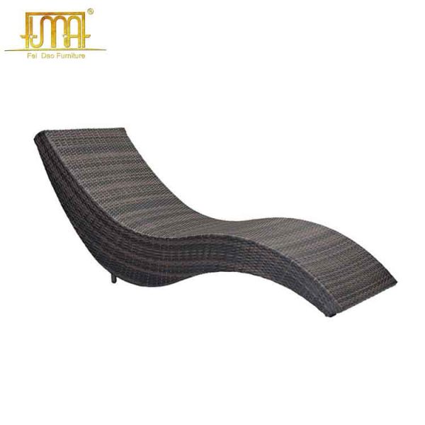 Curved rattan sun lounger