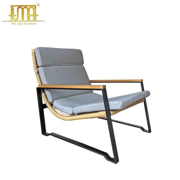 Lounge chair for outdoors