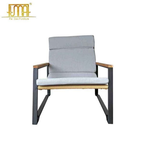 Lounge chair for outdoors